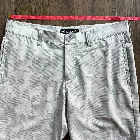 Travis Mathew Men's Atlantic Ocean Shorts Size 34 Grey Floral Golf 9" Athletic - Picture 6 of 8